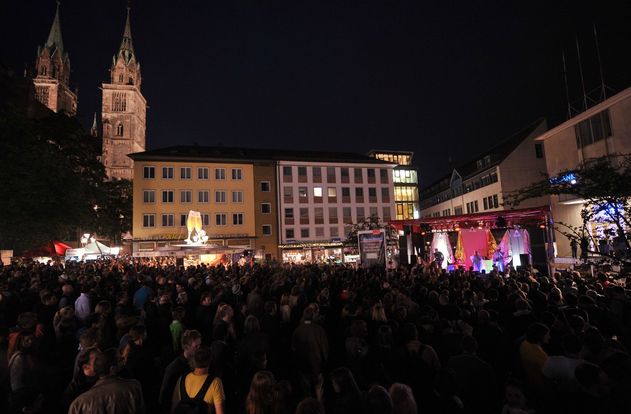 Eine große Menschenmasse vor der MUZ-Bühne am Lorenzer Platz nachts