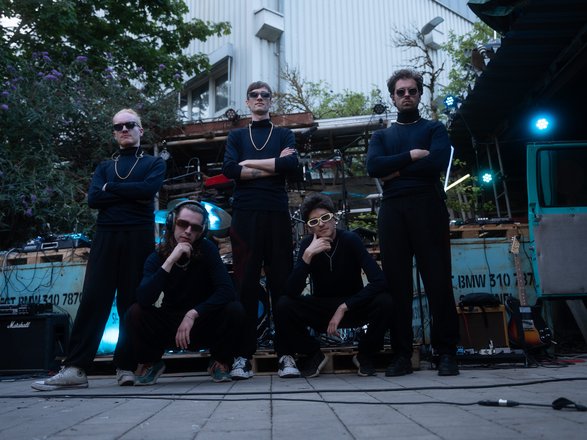 Bandpic: Fit und Brille