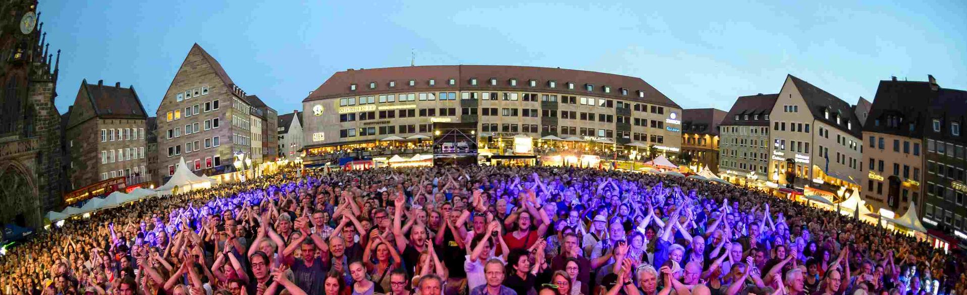 Jubelnde Menschenmasse vor der Bühne am Hauptmarkt