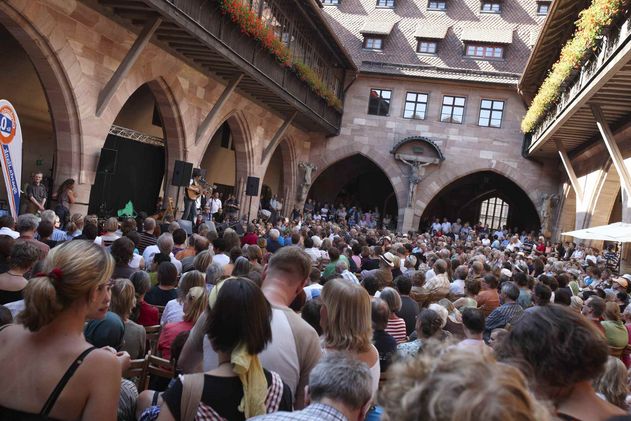 Publikum vor der Bühne im mittelalterlichen Kreuzigungshof