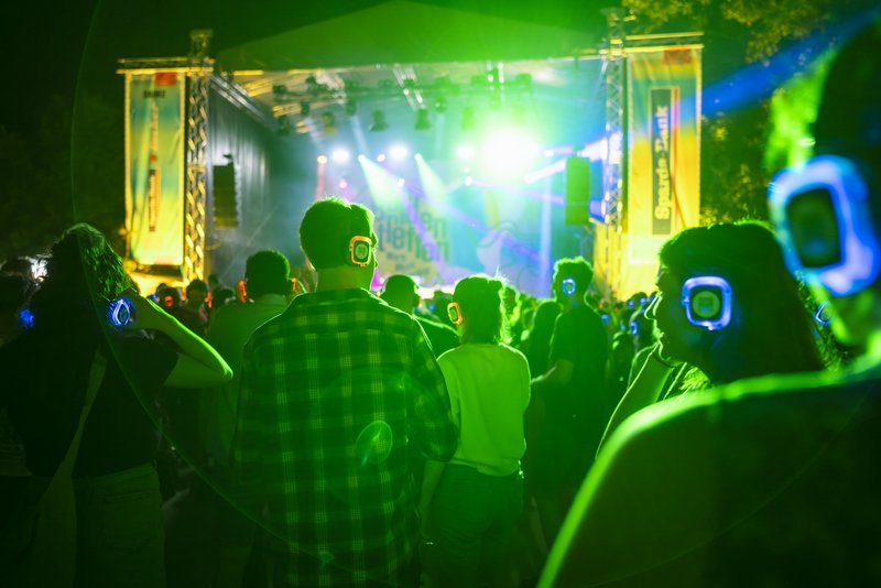 Publikum mit leuchtenden Kopfhörern während der Silent Disco auf der Insel Schütt