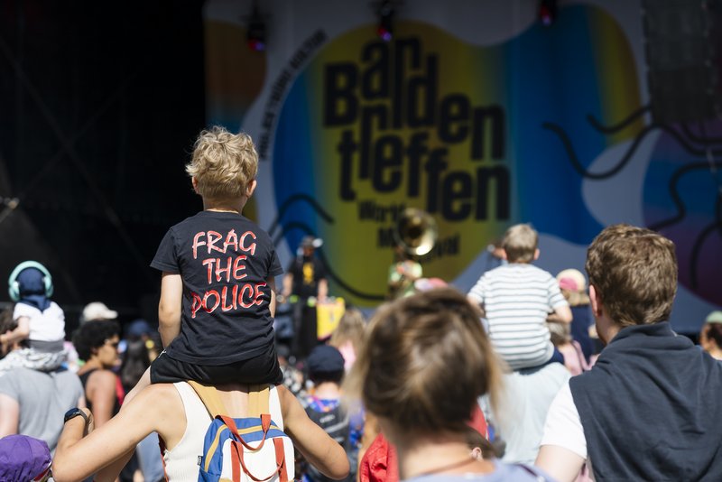Familienprogramm Kind mit Kopfhörern vor der Bardentreffenbühne