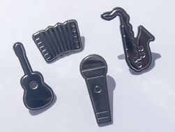Alle vier Bardentreffen-Pins der vergangenen Jahre: eine Gitarre, ein Saxofon, ein Mikrofon und ein Akkordeon