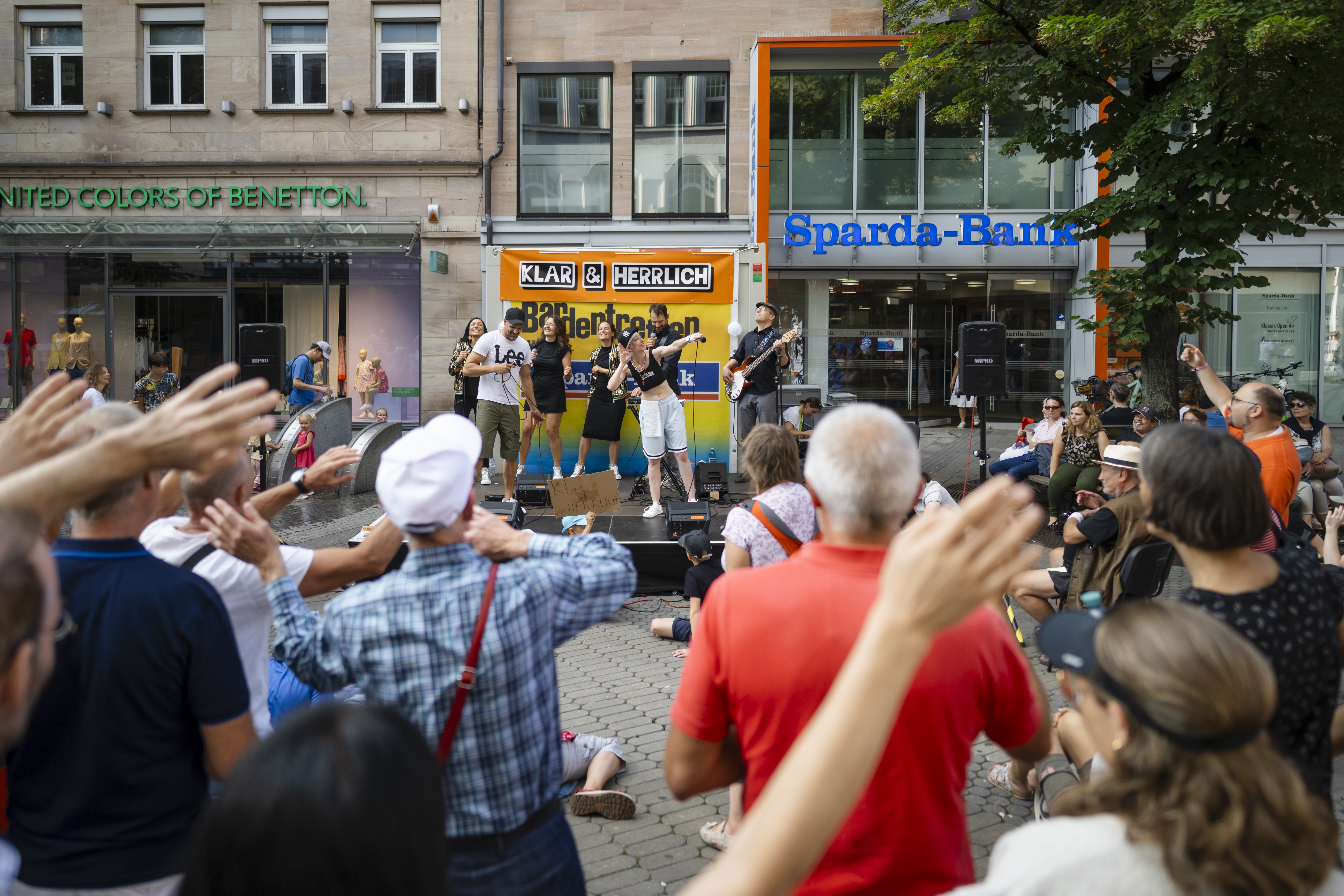 Tanzendes Publikum vor der Straßenbühne in der Karolinenstraße 2024